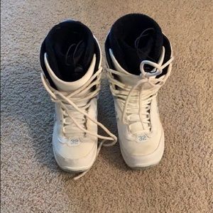 Woman’s 8.5 snowboarding boots